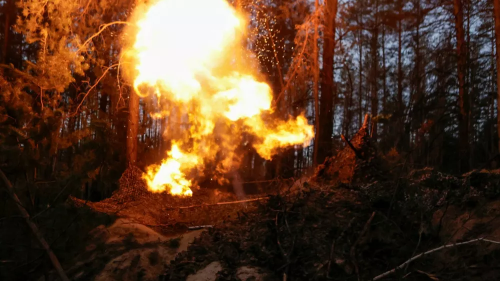 Service members of the 115th Separate Mechanized Brigade of the Ukrainian Armed Forces fire a mortar towards Russian troops, at a position in a front line, amid Russia's attack on Ukraine, in Donetsk region, Ukraine May 16, 2025. REUTERS/Sofiia Gatilova