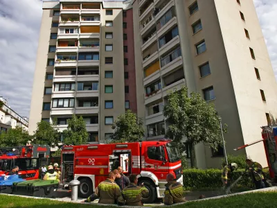 - požar - stanovanjski blok v ljubljanskem naselju Nove Jar&scaron;e - Beblerjev trg 3. //FOTO: Tomaž Skale