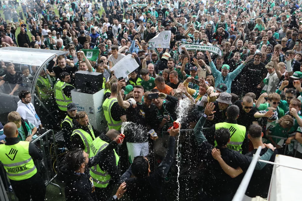 Slavje po tekmi. Foto: Luka Cjuha