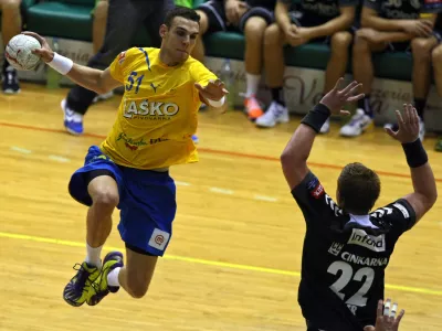 Borut Mačkov&scaron;ek- - rolomet - Celje La&scaron;ko: Gorenje Velenje, Leasing liga, 5. krog:- okometa&scaron;i velenjskega Gorenja so v 5. krogu 1. Leasing lige v gosteh premagali Celje Pivovarno La&scaron;ko s 25:24//FOTO: Jaka Gasar