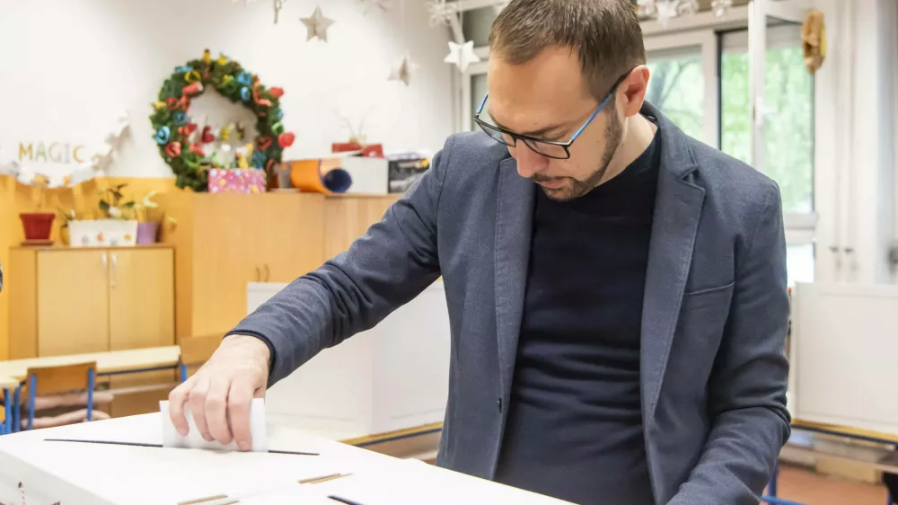 Croatia, Zagreb, 180525. Local elections 2025. Nova Cesta 92. Candidate for mayor of the City of Zagreb Tomislav Tomasevic votes in the elections. Photo: Darko Tomas / CROPIX Zagreb Croatia Copyright: xxDarkoxTomasx tomasevic_izbori5-180525No Use Switzerland. No Use Germany. No Use Japan. No Use Austria