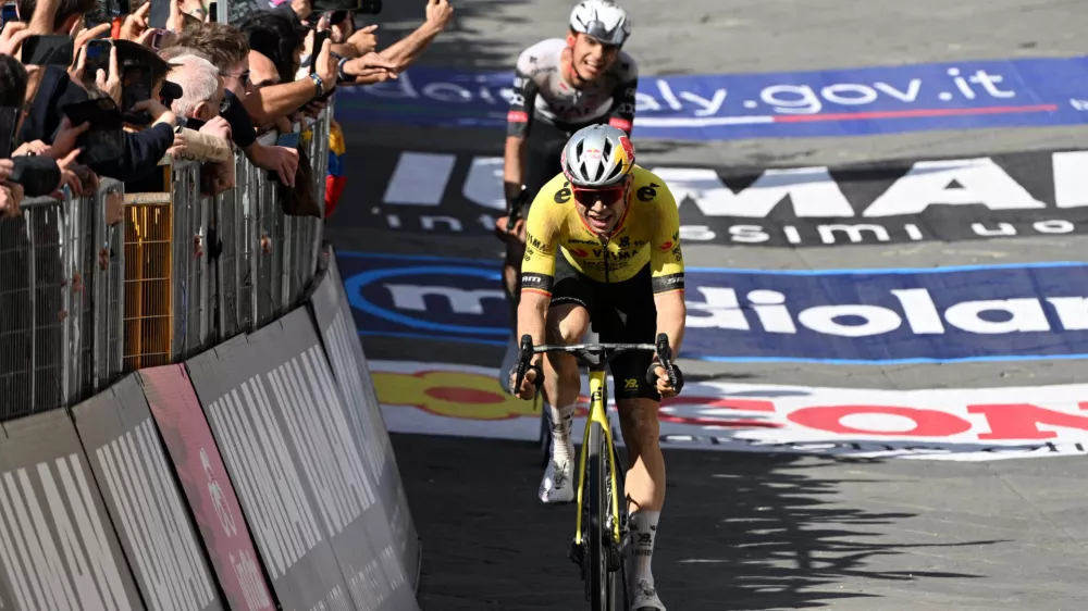 Cycling - Giro d'Italia - Stage 9 - Gubbio to Siena - Italy - May 18, 2025 Team Visma | Lease a Bike's Wout Van Aert in action before winning stage 9 REUTERS/Jennifer Lorenzini
