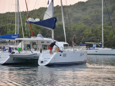 Tudi na Jadranu je zadnja leta videti vse več (pretežno sposojenih) katamaranov, ki za vi&scaron;jo najemnino nudijo veliko prostora večji jadralski dru&scaron;čini.