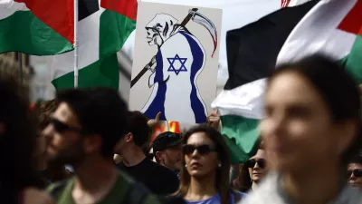 V nekaterih mestih po Evropi so potekali shodi, posvečeni solidarnosti s Palestinci in uperjeni proti ravnanju Izraela, v soboto tudi v Rimu. Foto:&nbsp;AP