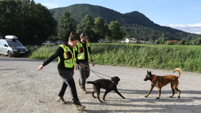Domnevno strmoglavljenega padalca so iskali tudi vodniki službenih psov. Foto: Luka Cjuha