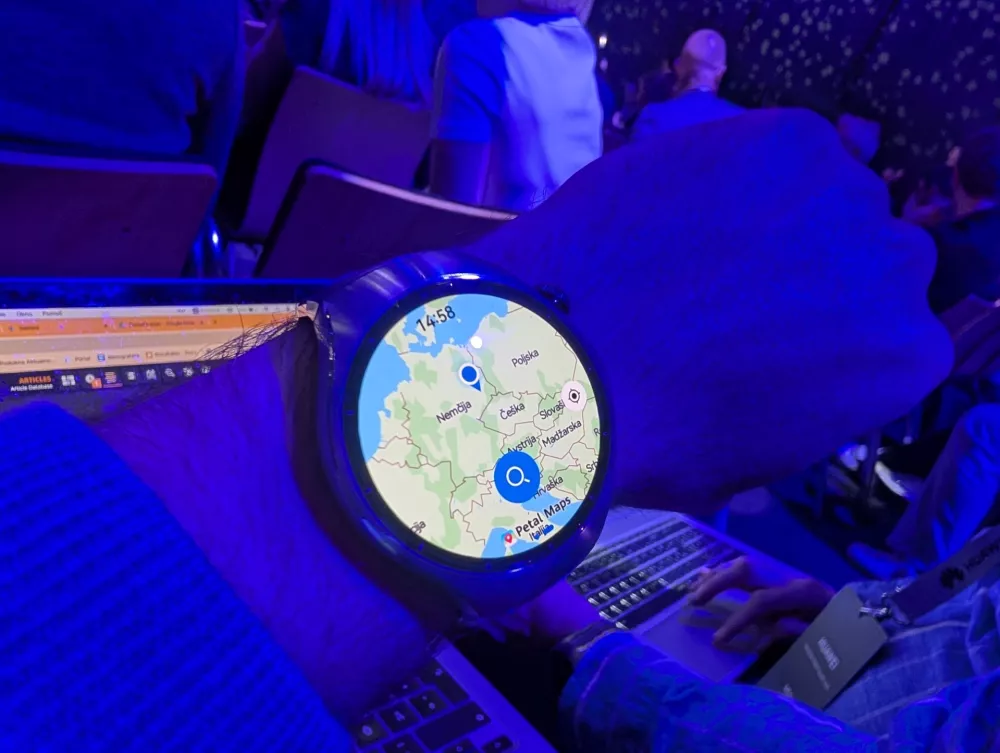 Ura watch 5 prek Huaweijeve aplikacije petal maps prikazuje zemljevide.&nbsp;Foto:&nbsp;Aljaž Potočnik