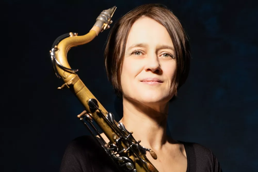Saksofonistka Ingrid Laubrock se bo predstavila s samostojnim recitalom v glasbeni &scaron;oli in pozneje &scaron;e v ameri&scaron;ko-nem&scaron;kem triu Lopez, Laubrock, Rainey Trio. F Caroline Mardok