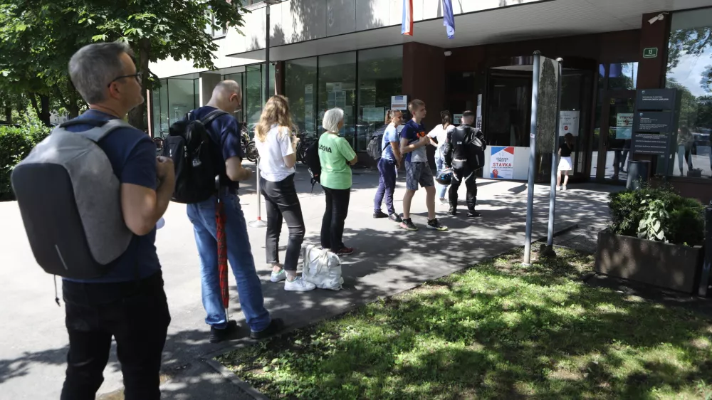 Lani se je pred Upravno enoto Ljubljana vila vrsta čakajočih. Tak&scaron;nih čakalnih vrst letos sicer ni več, kljub temu pa se zaostanki tudi tukaj spet izrazito kopičijo.
Foto: Luka Cjuha