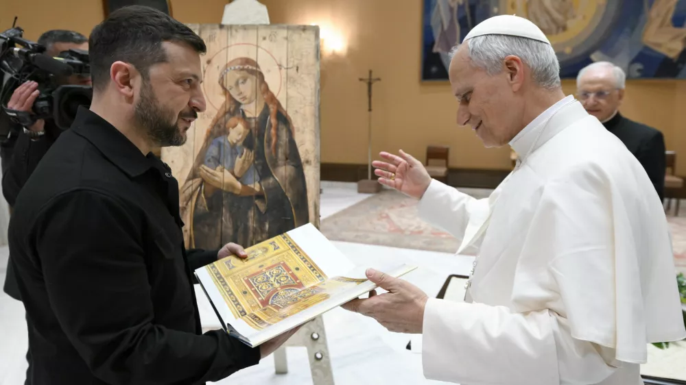 18 May 2025, Vatican, Vatican City: Pope Leo XIV (R) greets Ukraine's President Volodymyr Zelensky after his inauguration at the Vatican. Photo: Vatican Media/IPA via ZUMA Press/dpa
