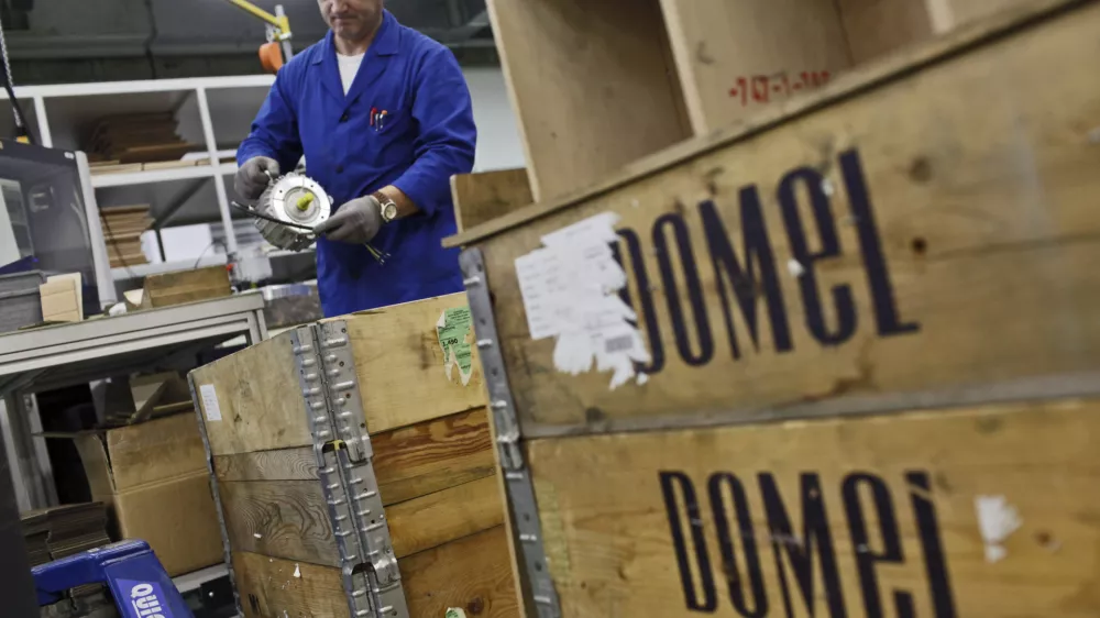 proizvodnja- DOMEL, elektromotorji in gospodinjski aparati d.o.o. Železniki, - globalni razvojni dobavitelj dovr&scaron;enih re&scaron;itev elektromotornih pogonov in komponent, temelječih na lastnih inovativnih tehnologijah - podjetje v pretežni lasti delavcev    ///FOTO: Luka CjuhaOPOMBA: ZA OBJAVO V PRILOGI &ndash; DNEVNIKOV OBJEKTIV - REPORTAŽA 2013