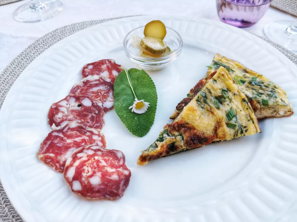 Zeli&scaron;čna frtalja in suha salama, Okrepčevalnica na lepem razgledu