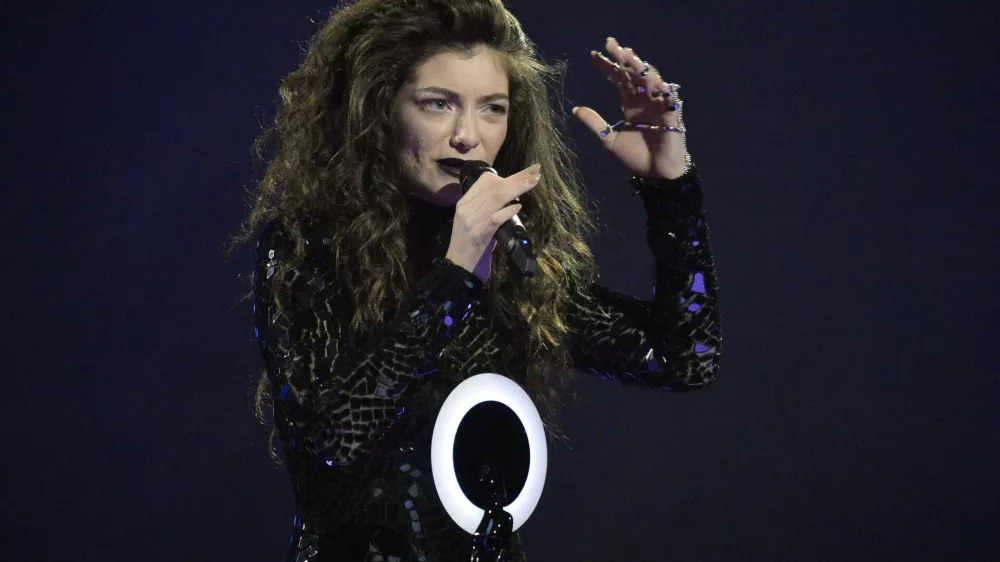 Singer Lorde accepts the International Female Solo Artist award at the BRIT Awards, celebrating British pop music, at the O2 Arena in London February 19, 2014. REUTERS/Toby Melville (BRITAIN - Tags: ENTERTAINMENT) (BRIT-WINNERS) FOR EDITORIAL USE ONLY. NOT FOR SALE FOR MARKETING OR ADVERTISING CAMPAIGNS