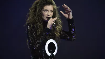 Singer Lorde accepts the International Female Solo Artist award at the BRIT Awards, celebrating British pop music, at the O2 Arena in London February 19, 2014. REUTERS/Toby Melville (BRITAIN - Tags: ENTERTAINMENT) (BRIT-WINNERS) FOR EDITORIAL USE ONLY. NOT FOR SALE FOR MARKETING OR ADVERTISING CAMPAIGNS