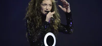 Singer Lorde accepts the International Female Solo Artist award at the BRIT Awards, celebrating British pop music, at the O2 Arena in London February 19, 2014. REUTERS/Toby Melville (BRITAIN - Tags: ENTERTAINMENT) (BRIT-WINNERS) FOR EDITORIAL USE ONLY. NOT FOR SALE FOR MARKETING OR ADVERTISING CAMPAIGNS
