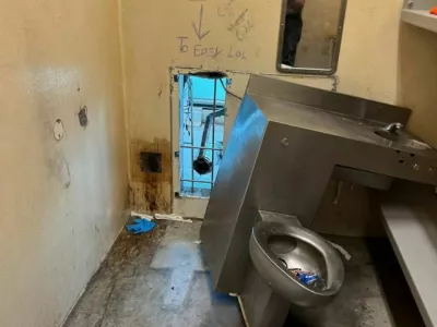 Zaporniki so iz zidu iztrglai strani&scaron;čno &scaron;koljko in se uspeli skozi luknjo izmuzniti na prostost. Foto: urad &scaron;erifa v New Orleansu