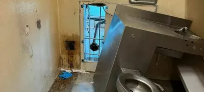 Zaporniki so iz zidu iztrglai straniščno školjko in se uspeli skozi luknjo izmuzniti na prostost. Foto: urad šerifa v New Orleansu