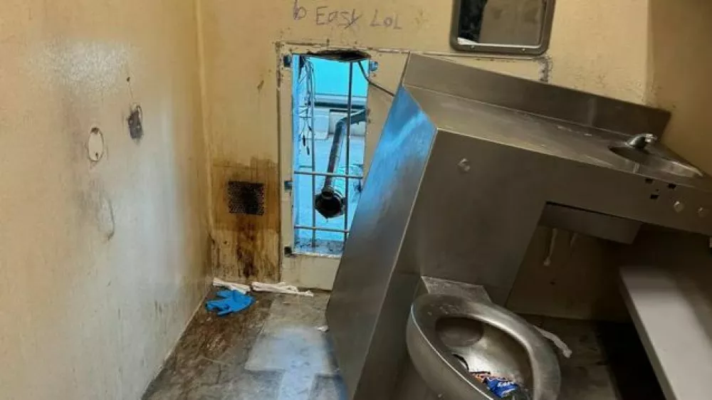 Zaporniki so iz zidu iztrglai strani&scaron;čno &scaron;koljko in se uspeli skozi luknjo izmuzniti na prostost. Foto: urad &scaron;erifa v New Orleansu