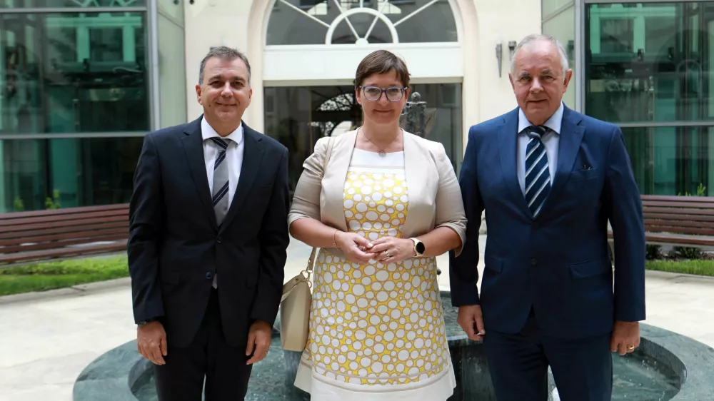 21.05.2025 - ZZZS, zavod za pokojninsko zavarovanje SlovenijeRobert Ljoljo, Irena Ile&scaron;ič, Drago DelalutFoto: Tomaž Skale