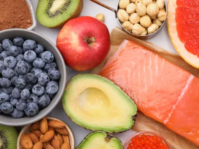 Many different products on white table, flat lay. Natural sources of serotonin / Foto: Liudmila Chernetska