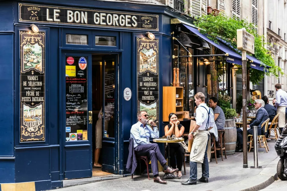 Paris, France - June 16, 2017: The charming Cafe Le Bon Georges. Parisians and tourists enjoy food and drinks at the street french cafe. / Foto: Alexkozlov