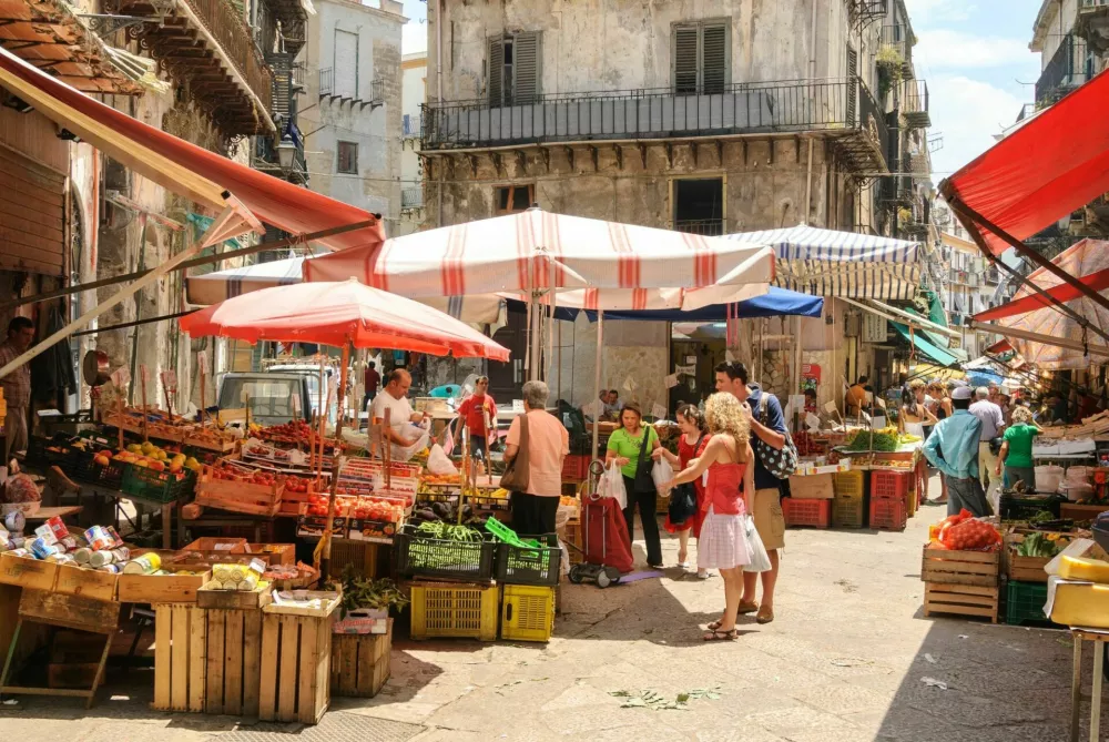 Palermo, Sicily, Italy - June 8, 2007: Fruit and vegetable stalls selling local produce in Ballaro street market / Foto: Alex Segre