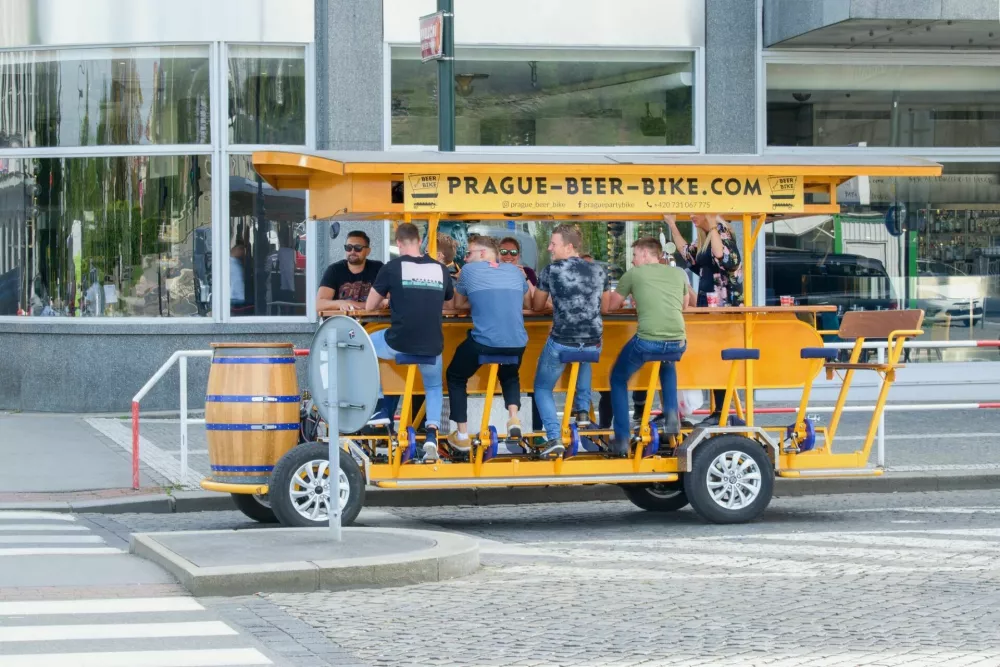 Prague, Czech Republic - 8.5.2019: Prague Beer Bike in the city street, tourists riding special beer vehicle / Foto: Tunatura