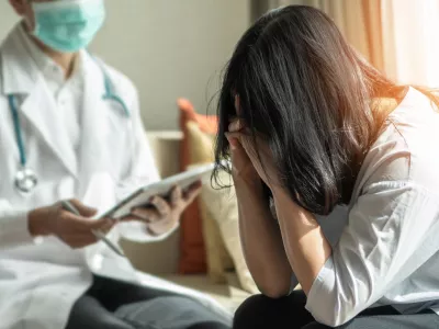Panic attack menopause woman, stressful depressed PTSD patient with anxiety disorder having consultation psychotherapy treatment session in doctor clinic or psychologist counselor office / Foto: Chinnapong