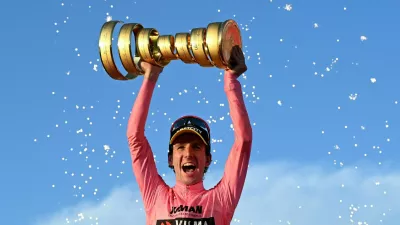 Cycling - Giro d'Italia - Stage 21 - Rome to Rome - Italy - June 1, 2025 Team Visma | Lease a Bike's Simon Yates celebrates with a trophy on the podium after winning the Giro d'Italia REUTERS/Jennifer Lorenzini  TPX IMAGES OF THE DAY / Foto: Jennifer Lorenzini