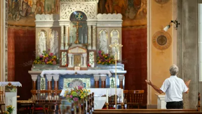 Senior Man Praying in a Church Opening His Hands to God / Foto: Robert Pavsic