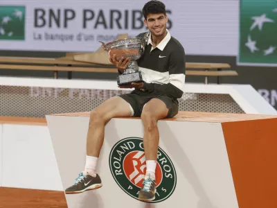 08 June 2025, France, ParisSpanish tennis player Carlos Alcaraz celebrates with the trophy after defeating Italy's Jannik Sinner in their Men's Singles final tennis match to win the French Open tennis tournament (Roland-Garros). PhotoLoic Baratoux/ZUMA Press Wire/dpa / Foto: Dpa