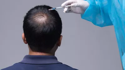 Aesthetics Doctor inject treatment serum vitamins to hair fall area on head by Syringe, Short Hair Loss control therapy clinic to prevent falling in working senior man woman, studio lighting isolated / Foto: Jadethaicatwalk