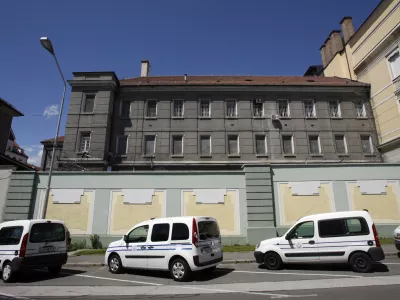 vozni park - avtomobili za prevoz zapornikov - Uprava RS za izvr&scaron;evanje kazenskih sankcij - Ministrstvo za pravosodje - Zavod za prestajanje kazni zapora Maribor 2013 - mariborski zapori - zapor,stavba//FOTO: Tomaž Skale