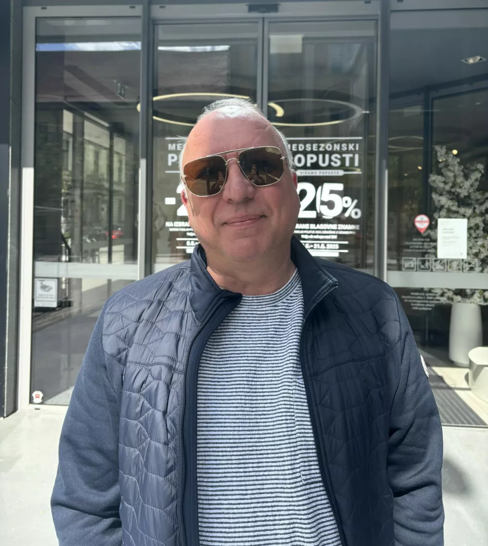 Ilkka Ilola: Sicer nisem od tukaj, ampak iz Finske, lahko pa povem, da mi je skulptura zelo v&scaron;eč. Predvsem oblika, kako se vije iz tal. Ustvari prijetno atmosfero, obenem pa se bodo mimoidoči lahko ohladili. Kot drugi podobni projekti tudi ta pripomore pri orientaciji.