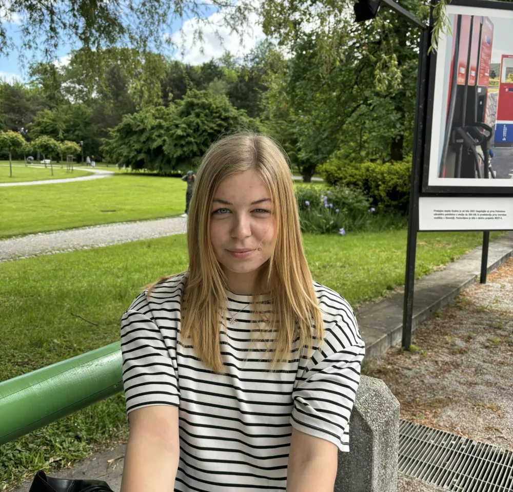 Ur&scaron;ka Žižek: Zdi se mi, da ne sodi najbolje v center Ljubljane, ker se predvsem material ne ujema s starome&scaron;čansko arhitekturo. Če sem čisto odkrita, tudi ne vem, kaj zares predstavlja. Mogoče bo ljudem poleti prav pri&scaron;la za osvežitev, bomo videli.