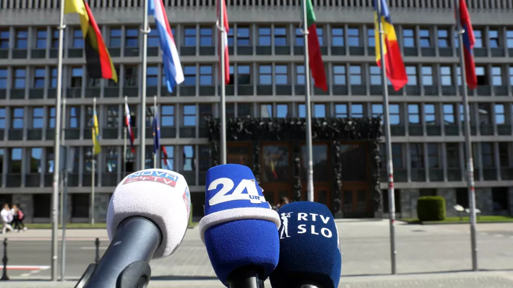 - 19.05.2022 &ndash; Simbolična fotografija - mediji - medijski zakon, mikrofon RTV, POP TV nova24 TV,  skup&scaron;čina Trg republike &ndash; Parlament//FOTO: Tomaž Skale