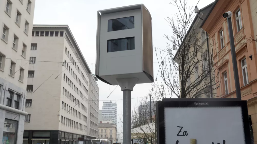 - 19.12.2017 &ndash; Slovenska cesta v Ljubljani - novi stacionarni super radar ki lahko meri hitrost na obeh straneh prometnega toka hkrati, pri čemer lahko spremlja več vozil - nadzor hitrosti s samodejno merilno napravo &ndash; meritev hitrosti//FOTO: Jaka Gasar