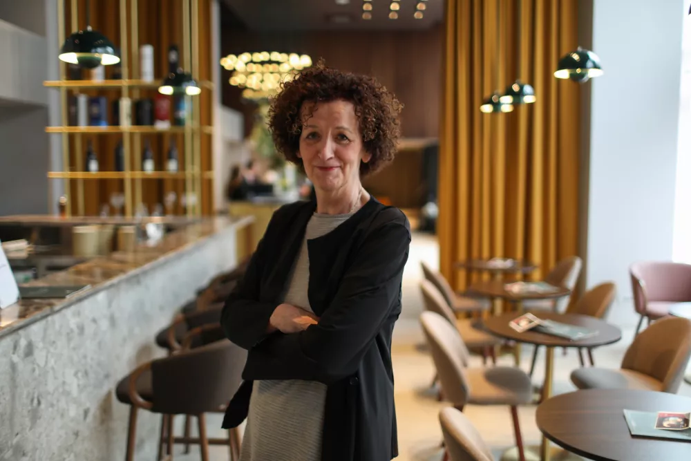 Maja Haderlap, dvojezična avstrijskokoro&scaron;ka slovenska pesnica in pisateljica, je leto&scaron;nja avtorica v ospredju. Foto:&nbsp;Bojan Velikonja