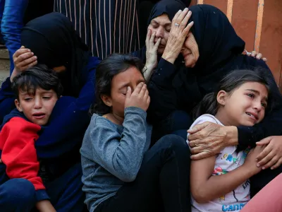Mourners react during the funeral of Palestinians killed in Israeli strikes, at Nasser hospital, in Khan Younis, southern Gaza Strip, May 21, 2025. REUTERS/Hatem Khaled   TPX IMAGES OF THE DAY