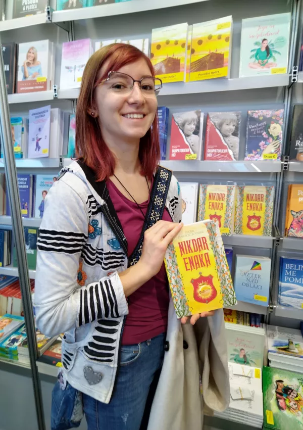 Mlada pisateljica je knjigo Nikdar enaka začela pisati pri &scaron;tirinajstih letih. / Foto: osebni arhiv