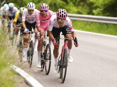 Ecuador Richard Carapaz, right, and Mexico's Isaac Del Toro Romero, centre, compete during the stage 15 of the Giro d'Italia from Fiume Veneto to Asiago, Italy, Sunday, May 25, 2025. (Fabio Ferrari/LaPresse via AP)