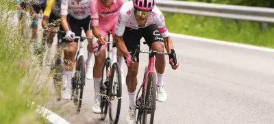 Ecuador Richard Carapaz, right, and Mexico's Isaac Del Toro Romero, centre, compete during the stage 15 of the Giro d'Italia from Fiume Veneto to Asiago, Italy, Sunday, May 25, 2025. (Fabio Ferrari/LaPresse via AP)