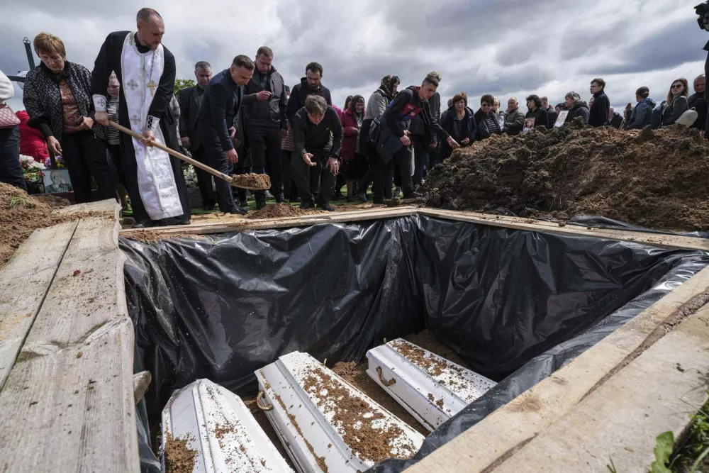V sredo so pokopali brata&nbsp;in sestro,&nbsp;stare&nbsp;12,&nbsp;17 in osem let, ki so bili ubiti konec tedna, ko so v nočnem zračnem napadu ostanki ruske rakete zadeli njihov dom v Korosti&scaron;ivu, približno 100 kilometrov zahodno od Kijeva. / Foto: AP&nbsp;