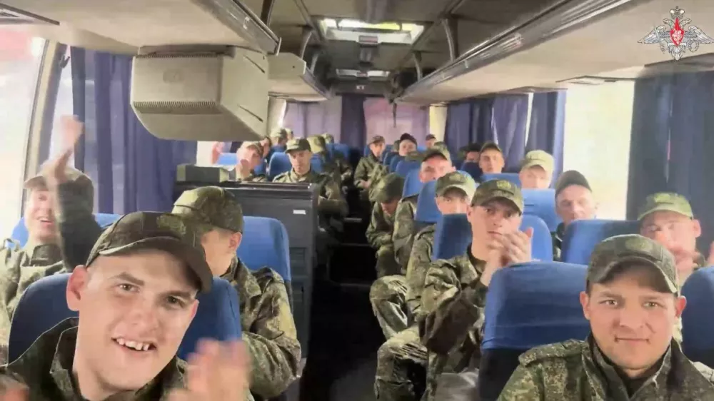 Izmenjava tisoč vojnih ujetnikov je majhen korak, vendar pokazatelj, da se strni nmed seboj poogovarjata.&nbsp;/ Foto: rusko obrambno ministrstvo via Profimedia