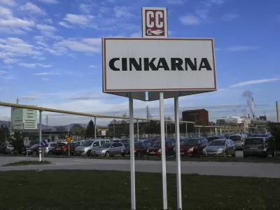 - lokacija stare Cinkarne, ki ne obratuje že od leta 1970 - onesnažena tla s cinkom, kadmijem in svincem- 11.12.2014 - Podjetje Cinkarna Celje, metalur&scaron;ko-kemična industrija - onesnaženo zemlji&scaron;če - rezultati okoljskega pregleda na lokacijah Cinkarne Celje so razkrili, da je večji del proizvodnje na Kidričevi cesti 26 v Celju postavljen na nasipih odpadkov metalur&scaron;ke dejavnosti, ki so bili odloženi med 50. in 80. leti prej&scaron;njega stoletja. V vzorcih tal so izmerjene kritične vrednosti težkih kovin, ki so značilne za topilni&scaron;ke odpadke iz nekdanje proizvodnje cinka in ostanke praženja piritne rude    //FOTO: Jaka GasarOPOMBA: ZA OBJAVO V PRILOGI &ndash; DNEVNIKOV OBJEKTIV - REPORTAŽA 2014