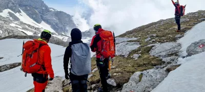 Z Grintovca so reševali prezeblega planinca, ki je noč preživel na prostem. 