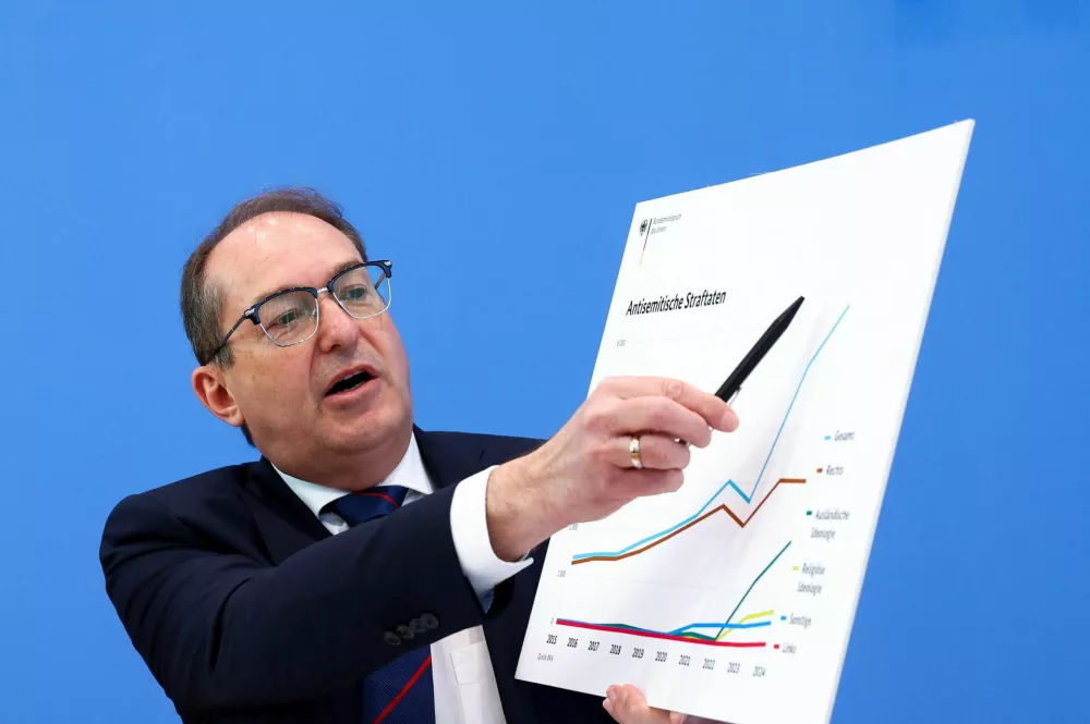Alexander Dobrindt s tabelo, ki prikazuje porast politično motiviranega nasilja v Nemčiji.&nbsp;/ Foto: Reuters
