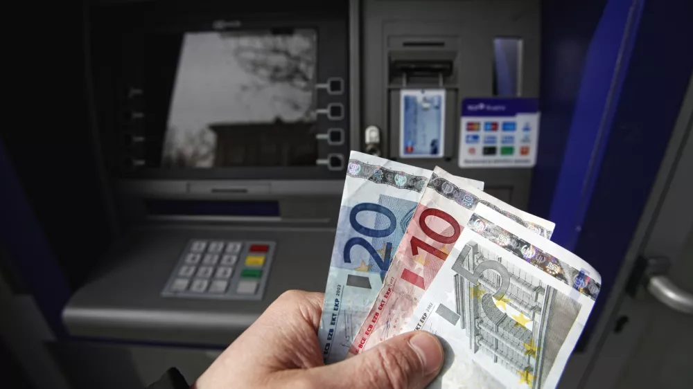- bankomat - dvig gotovine - gotovina - evrobankovci - denar //// Foto: Luka Cjuha