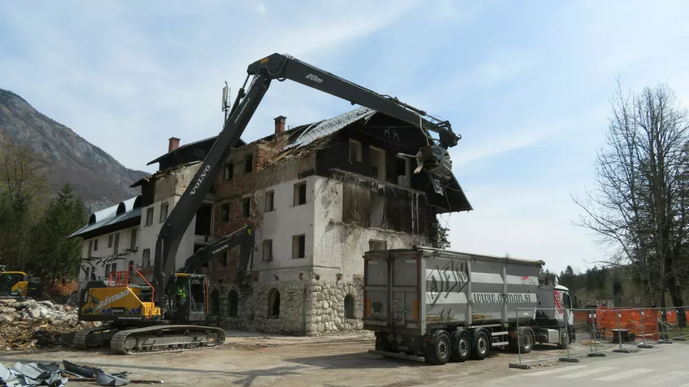 Ru&scaron;enje hotela Zlatorog Bohinj april 2021