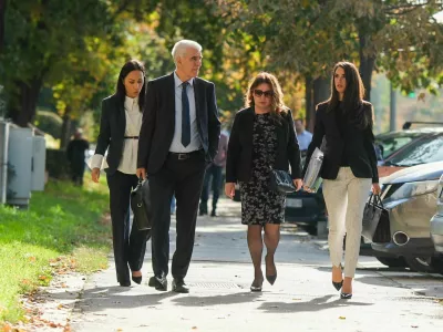 Miljana Kecmanović, mama najstni&scaron;kega strelca Koste, ki je maja 2023 na &scaron;oli postrelil devet vrstnikov in varnostnika, v družbi odvetni&scaron;ke ekipe na poti na sodi&scaron;če. 