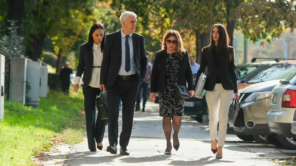 Miljana Kecmanović, mama najstni&scaron;kega strelca Koste, ki je maja 2023 na &scaron;oli postrelil devet vrstnikov in varnostnika, v družbi odvetni&scaron;ke ekipe na poti na sodi&scaron;če. 